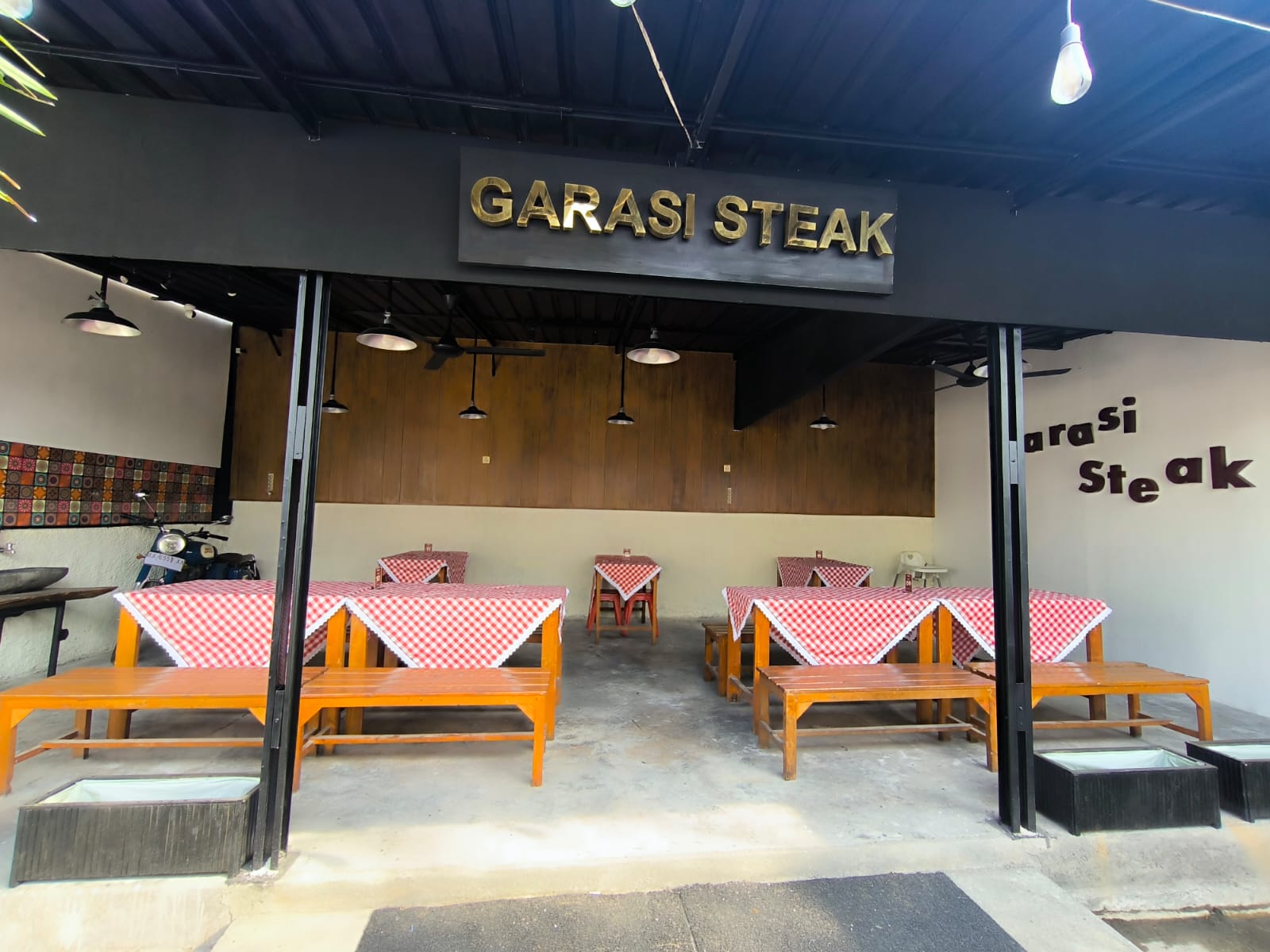 Portofolio Garasi Steak — Komersial di Jl. Damai, Sleman, Yogyakarta